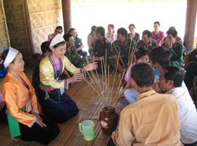 Đoàn Hòa Bình giới thiệu đến bạn bè đặc sản rượu cần trong khuôn khổ các hoạt động diễn ra tại Làng văn hóa - du lịch các dân tộc Việt Nam trong dịp mở cổng làng.