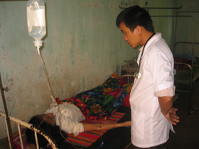 Cán bộ y tế xã Phú Cường tận tình thăm khám bệnh nhân điều trị tại Trạm.