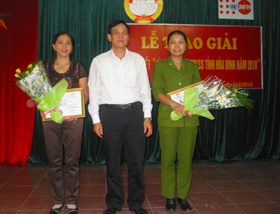 Lãnh đạo MTTQ Việt Nam tinh trao giải nhất cho tập thể và cá nhân xuất sắc.