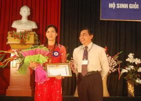 Lãnh đạo Sở Y tế trao giải cho các thí sinh xuất sắc trong kỳ thi