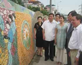 Các đồng chí lãnh đạo Tỉnh uỷ, UBND tỉnh thăm “Con đường gốm sứ ven sông Hồng”  - Công trình chào mừng 1000 năm Thăng Long - Hà Nội