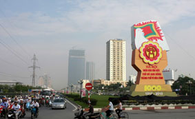 Các tuyến phố chính trên địa bàn TP Hà Nội được trang hoàng lộng lẫy đón trào Đại lễ kỷ niệm 1000 năm Thăng Long.