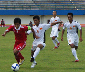 U16 Việt Nam (áo trắng) giành ngôi Vô địch thuyết phục.