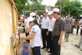 Các đồng chí lãnh đạo tỉnh, Sở Y tế tham gia rửa tay
 bằng xà phòng với các em học sinh.

