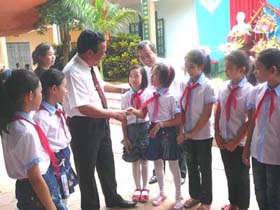 Học sinh trường Tiểu học thị trấn Chi Nê được quan tâm chăm sóc, giáo dục chu đáo.