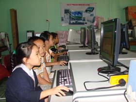 Nhiều trường ở huyện Đà Bắc đã và đang đưa công nghệ thông tin vào giảng dạy, học tập.