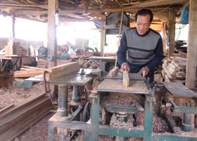 Lao động nông thôn huyện Đà Bắc được học nghề mộc gia dụng để cải thiện thu nhập, vươn lên phát triển kinh tế.