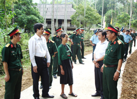 Lãnh đạo Đảng ủy Bộ CHQS tỉnh, huyện Kỳ Sơn trao đổi với người dân xóm Nội về hiệu quả bước đầu triển khai thực hiện Đề án Xây dựng LBVHQP.