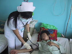 Một bệnh nhân sốt xuất huyết nặng đang điều trị tại Bệnh viện Bệnh nhiệt đới TPHCM