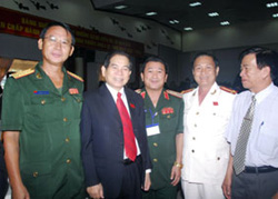 Chủ tịch nước Nguyễn Minh Triết với các đại biểu dự đại hội