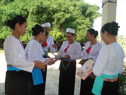 Phụ nữ xã Liên Vũ, huyện Lạc Sơn trao đổi kiến thức, kinh nghiệm chăm lo cho cuộc sống gia đình