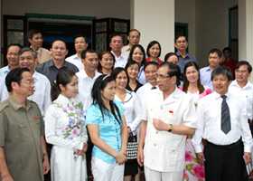 Tổng Bí thư Nông Đức Mạnh với cán bộ,công chức bệnh viện đa khoa tỉnh Thái Nguyên.