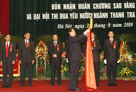Thủ tướng Nguyễn Tấn Dũng gắn Huân chương Sao Vàng lên lá cờ
truyền thống của ngành thanh tra.