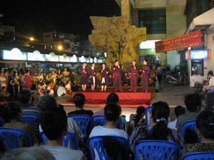 Xem hát dân gian ở Chợ đêm phố cổ Hà Nội .