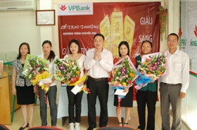 Ông Trần Anh Tuấn, Giám đốc Chi nhánh trao thưởng cho khách hàng.