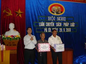 Đại diện lãnh đạo Sở tư pháp đã trao tặng cho 2 xã Hang Kia, Pà Cò mỗi xã một phần quà gồm 42 đầu sách pháp luật.
