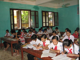 Học sinh trường phổ thông dân tộc nội trú Đà Bắc (Hoà Bình) trong giờ ôn bài, tự học.