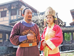 Phan Hòa (vai Thái hậu Dương Vân Nga) và Hoàng Hải (vai Lê Hoàn) trong phim.