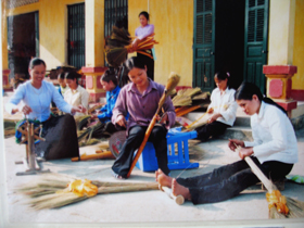 Lao động nông thôn xã Vĩnh Đồng, huyện Kim Bôi được học nghề làm chổi chít và có thêm nguồn thu nhập ổn định.