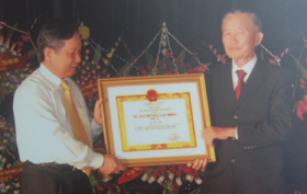 Đ/c Bùi Văn Tỉnh, Chủ tịch UBND tỉnh trao Huân chương Lao động hạng Ba của Chính phủ cho Công ty TNHH Thái Thịnh.