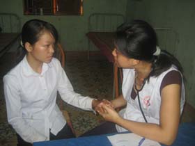 Học sinh nghèo, bị ảnh hưởng CĐDC huyện Kỳ Sơn được khám chữa bệnh miễn phí qua thẻ BHYT.