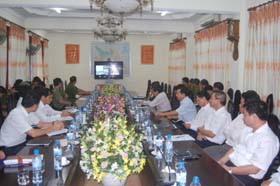 Các đồng chí trong BCĐ tỉnh và các huyện thành phố tham dự hội nghị trực tuyến tại văn phòng CA tỉnh.