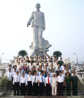 Các đồng chí lãnh đạo tỉnh và các đại biểu chụp ảnh kỷ niệm tại Tượng đài Bác Hồ