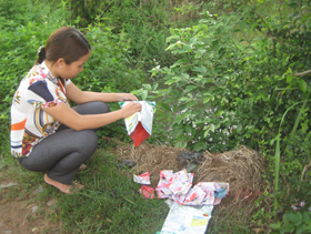 Gói thuốc trừ sâu Rigell 50sc còn sót lại khá nhiều thuốc được bà con vứt ngay cạnh mương nước tại khu vực cánh đồng bí xanh thuộc Tiểu khu 1 - Thị trấn Mường Khến (Tân Lạc)