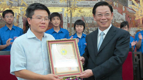 Chủ tịch UBND TP Hà Nội trao danh hiệu “Công dân thủ đô ưu tú” cho GS Ngô Bảo Châu