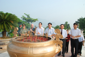 Các đồng chí lãnh đạo tỉnh dâng hoa và thắp hương
 tại tượng đài Chủ tịch Hồ Chí Minh
