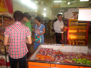 Người dân thành phố Hòa Bình đi mua sắm trong dịp Quốc khánh 2/9 (ảnh tại siêu thị Vì Hòa Bình).