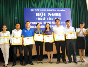 Lãnh đạo Tỉnh Đoàn trao giấy khen cho các tập thể, cá nhân có thành tích trong công tác Đội và phong trào TTN trường học năm học 2010 - 2011.

