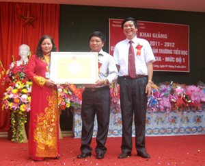 Lãnh đạo trường tiểu học Cửu Long đón nhận Bằng công nhận trường chuẩn Quốc gia.

