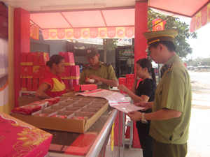 Đoàn kiểm tra chất lượng VSATTP tại đại lý độc quyền bánh Trung thu Kinh đô của doanh nghiệp Năm Hạnh (bờ trái sông Đà)