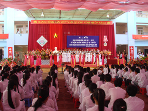 Biểu diễn nghệ thuật tại lễ khai giảng năm học 2011 - 2012 của trường THPT chuyên Hoàng Văn Thụ - đơn vị tổ chức lễ khai giảng đầu tiên của tỉnh.