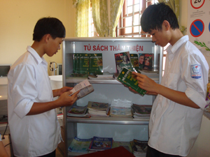 Học sinh trường THPT chuyên Hoàng Văn Thụ quan tâm tìm hiểu cuộc đời, sự nghiệp của Bác Hồ qua tủ sách thân thiện.