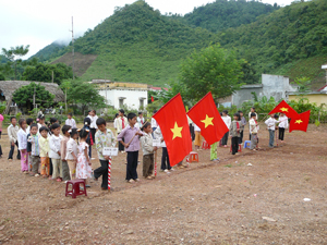 Thiếu nhi huyện vùng cao Đà Bắc tham gia các hoạt động mừng ngày hội lớn.
