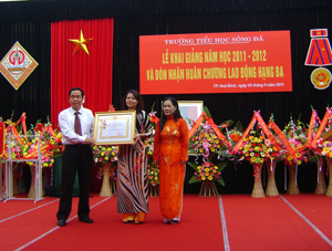 Thừa ủy quyền của Chủ tịch nước, đồng chí Nguyễn Văn Quang, Phó Bí thư TT tỉnh ủy, Chủ tịch HĐND tỉnh trao Huân chương lao động hạng ba cho tập thể nhà trường.