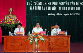 Thủ tướng Nguyễn Tấn Dũng làm việc với 
lãnh đạo tỉnh Quảng Bình. (Ảnh: chinhphu.vn)
