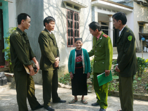 Công an huyện Kim Bôi vận động nhân dân xã Trung Bì tích cực tham gia phòng - chống ma túy.