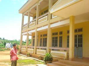 Ông Bùi Văn Sòn tự hào với ngôi trường mới được xây dựng  trên nền đất gia đình đã hiến tặng.