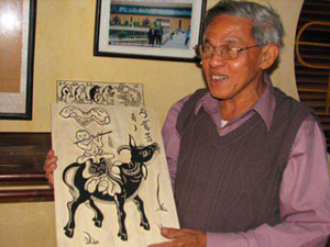 Nghệ nhân Nguyễn Đăng Chế bên bức tranh Chăn trâu thổi sáo.