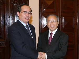 Phó Thủ tướng Nguyễn Thiện Nhân với Ủy viên Quốc vụ Trung Quốc Đới Bỉnh Quốc. (Ảnh: Thống Nhất/TTXVN)