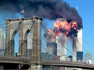 Toà tháp đôi bốc cháy ngùn ngụt sau khi bị đâm ngày 11.9.2001.