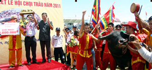 Bí thư Quận ủy Đồ Sơn Đinh Duy Sinh trao giải nhất Hội trọi trâu Đồ Sơn năm 2011 cho ông Lương Trúc Giai ở phường Vạn Sơn.