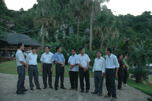 Các đại biểu dự hội thảo tham quan dự án khu du lịch sinh thái Cao Vàng, xã Mông Hóa (Kỳ Sơn).