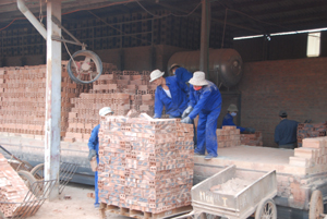 Công nhân lao động Công ty CP gạch Tuynel Lương Sơn được quan tâm trang bị đầy đủ BHLĐ.