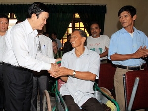 Chủ tịch nước Trương Tấn Sang thăm hỏi thương binh đang điều dưỡng tại Trung tâm điều dưỡng Thương binh nặng Nghệ An. (Ảnh: Nguyễn Khang/TTXVN)
