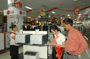 Khách hàng đến mua hàng hóa tại siêu thị điện máy Elecvina tùy thuộc vào sản phẩm được tặng nhiều phần quà có giá trị.