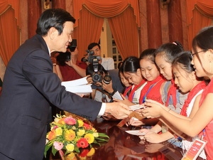 Chủ tịch nước Trương Tấn Sang tặng quà cho các cháu thiếu nhi